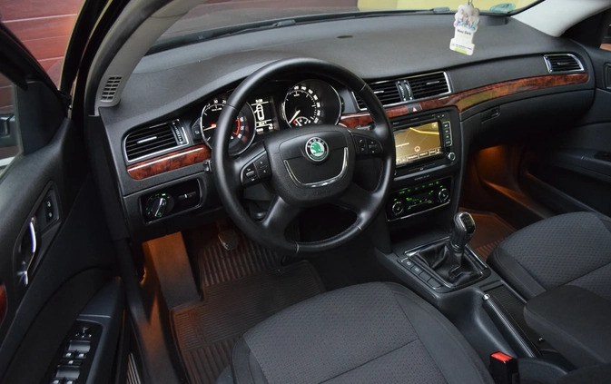 Skoda Superb cena 36900 przebieg: 199700, rok produkcji 2011 z Choszczno małe 154